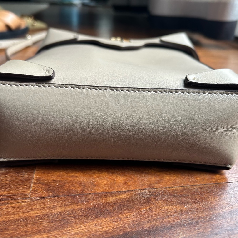 Manu Atelier Elegant Leather Designer Crossbody Bag in Cream - Picture 7 of 14